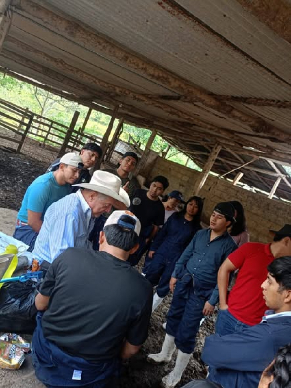 Práctica de campo realizada en el municipio de Tecpatán, Chiapas con estudiantes de MVZ del 5to semestre