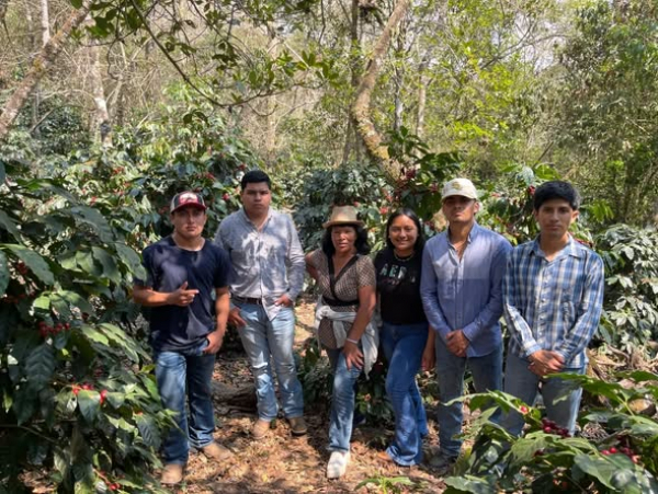 Estudiantes de 4º semestre de la carrera de Ingeniero Agrónomo de la Escuela de Estudios Agropecuarios Mezcalapa realizaron una práctica de campo en la parcela "El Abuelo”